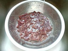 再用流水冲洗干净。