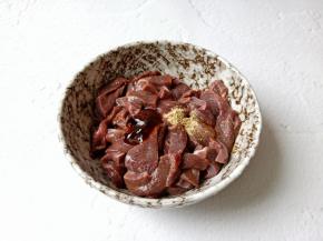 猪肝挤干水份放入碗中，加蚝油一勺，白胡椒粉少许。