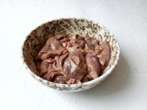 用筷子搅拌均匀，上浆的目的是锁住猪肝的水分。