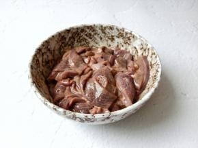 用筷子搅拌均匀，上浆的目的是锁住猪肝的水分。