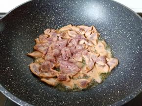 锅里多放一点油，下猪肝大火爆炒。