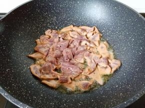 锅里多放一点油，下猪肝大火爆炒。