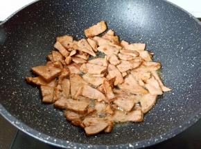 爆炒至猪肝变色即可盛盘备用。