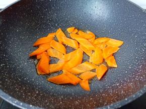 锅里放少许油，油热下胡萝卜翻炒。