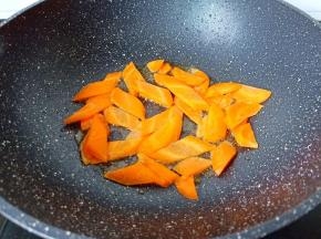 锅里放少许油，油热下胡萝卜翻炒。