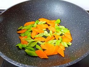 加入青椒翻炒至断生。