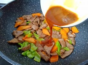 加入刚才炒好的猪肝，淋入料汁。