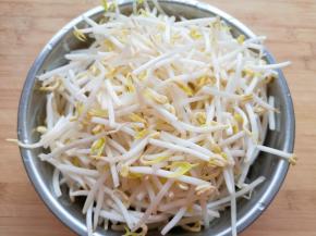 捞出控一下水分备用。