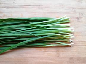 韭菜洗干净控一下水分。