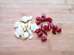 大蒜切成片，干红辣椒切成段。