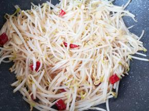 翻炒至豆芽稍微变软。