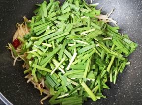 下入韭菜。