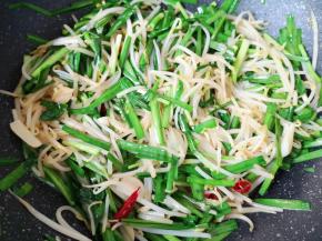 翻炒至韭菜变色。