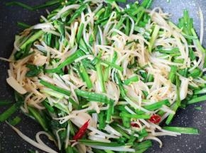 翻炒至韭菜变色。