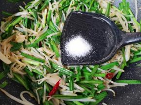 放盐调味。