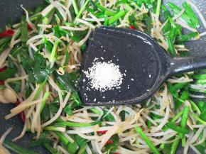 放鸡精增加口感。