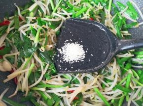 放鸡精增加口感。