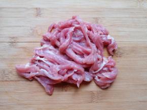 瘦肉洗干净切成丝。