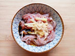 切好的肉丝放入小碗里，将生姜片切成丝加入，再加入鸡粉、老抽和少许食用油。