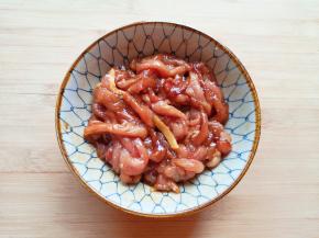 搅拌均匀腌制15分钟。