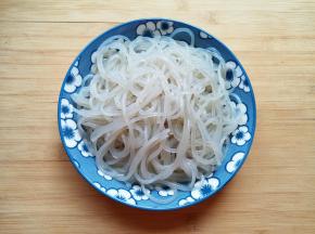 粉条提前泡软备用。