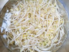 黄豆芽用水浸泡一下，捡去里面的豆子皮，清洗干净。