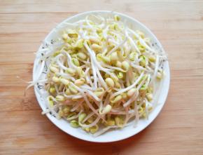 捞出控一下水分备用。