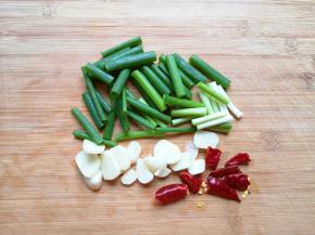 小葱切成段，大蒜切成片，干红辣椒掰开。