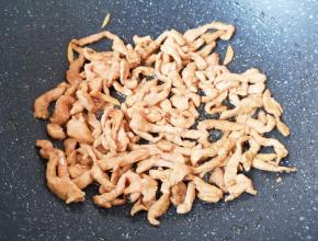 炒锅内倒适量的食用油烧热，下入腌好的肉丝，大火翻炒至变色盛出备用。