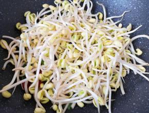 下入黄豆芽翻炒均匀。