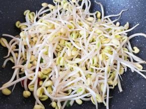 下入黄豆芽翻炒均匀。