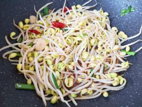加入酱油翻炒至豆芽变软。