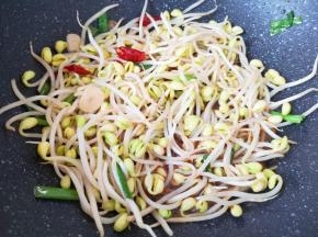 加入酱油翻炒至豆芽变软。