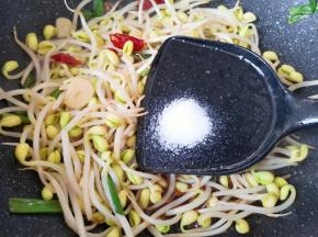 放盐调味。