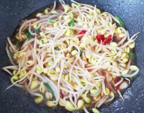 加入少许开水焖炒3分钟。