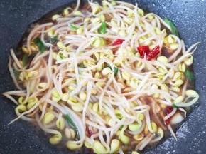 加入少许开水焖炒3分钟。