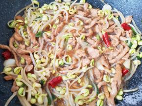 下入炒好的肉丝翻炒均匀。