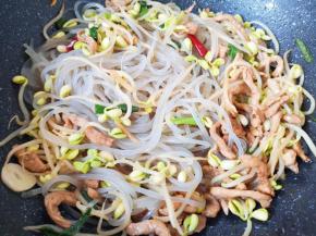 下入粉条翻炒入味。