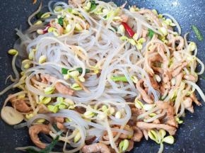 下入粉条翻炒入味。