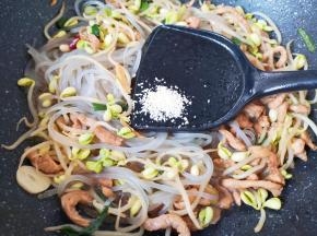 放鸡精提鲜，翻炒均匀关火出锅。