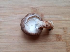 香菇去掉根部。