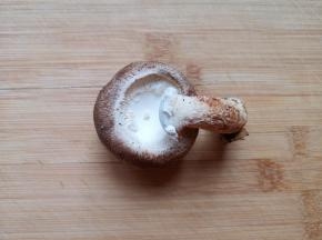 香菇去掉根部。