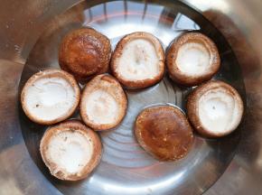 用淡盐水浸泡一下洗干净。