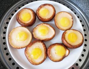 放入蒸锅大火烧开，转中火蒸6分钟关火（蒸香菇的时间根据香菇的大小决定）。