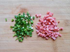 小葱洗干净切成葱花，火腿肠切成小丁。