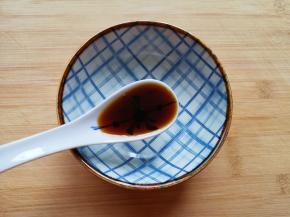 取一个小碗加入一勺美极鲜味汁。