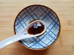 再加入一勺蚝油。