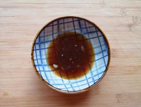 将蒸香菇流出来汁水也加入小碗里，再加入少许温水搅拌均匀，调好味道。