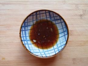 将蒸香菇流出来汁水也加入小碗里，再加入少许温水搅拌均匀，调好味道。