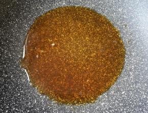 调好的酱汁倒入锅里小火烧开关火。